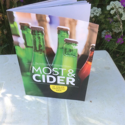 Most og Cider. Bog om at brygning af most og cider på pærer og æbler. Skrevet af Flemming Iversen & Per Dollerup